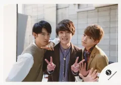 【中古】生写真(ジャニーズ) 関西ジャニーズJr./室龍太・西畑大吾・向井康二/横型・上半身・衣装茶色・白・青・室両手ピース・西畑両手パー/「関西ジャニーズJr. LIVE 2018 Fall in LOVE ～秋に関ジュに恋しちゃいなよ～」グッズオフショット