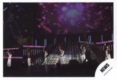 【中古】生写真(ジャニーズ) NEWS/集合(6人)/横型・ライブフォト・全身・衣装黒白・右手上げ/公式生写真