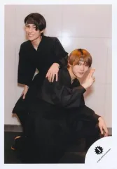 【中古】生写真(ジャニーズ) 少年忍者/ウ゛ァサイェガ渉・黒田光輝/全身/少年忍者「俺たちのBANG!!!～大劇場を占拠せよ～」グッズオフショット/公式生写真