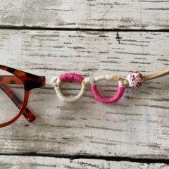 首掛けグラスホルダー　眼鏡ホルダー　めがね型2colorピンク　ハンドメイド