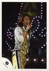 【中古】生写真(ジャニーズ) Kis-My-Ft2/藤ヶ谷太輔/ライブフォト・膝上・衣装銀・白・右手ピース・マイク・口開け・背景黒/公式生写真