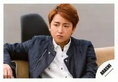 【中古】生写真(ジャニーズ) 嵐/大野智/横型・座り・衣装黒白・右腕ソファ・目線左/「青空の下、キミのとなり」PV＆ジャケ/公式生写真