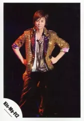 【中古】生写真(ジャニーズ) Kis-My-Ft2/北山宏光/ライブフォト・全身・衣装金.紫・両手腰・左手マイク・背景黒/公式生写真