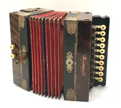 TOMBO／accordion。年式不明？【木製。音がなります 革バンド欠