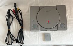 【中古・動作問題なし】 PlayStaion1（本体）＋コード（2個）＋メモリーカード（1個）