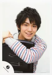 【中古】生写真(ジャニーズ) 関西ジャニーズJr./正門良規/上半身・衣装グレー赤青ボーダー柄・両手重ね・椅子背もたれ抱き/16春「春休みスペシャルShow 2016」グッズ撮影オフショット/公式生写真