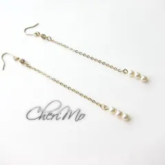 華奢で上品☆ゆらゆら揺れるクリスタルとホワイトミニパールのロングチェーンピアス☆