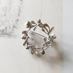 ナチュラル♪シルバーカラーのリースブローチ　葉パール実ボタニカル銀色回転ピン