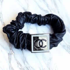 CHANEL シャネル ココマークプレート×レザー ヘアゴム シュシュ ブラック×ゴールド×ホワイト 卒業式 入学式 ママ