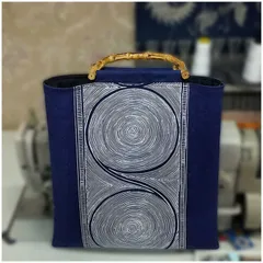 SGYP056 渦巻き文様【藍染×蝋染・手描き】手作り バッグ 草木染手提げバッグ 竹持ち手付き 手作り ハンドメイド ろうけつ染め 天然蠟染  草木染め 藍染  伝統手工芸／インテリア