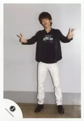 【中古】生写真(ジャニーズ) Snow Man/深澤辰哉/全身・衣装黒・白・両手ピース・背景白/「DREAM BOYS 2014」パンフレット撮影オフショット/公式生写真