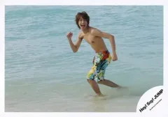 【中古】生写真(ジャニーズ) Hey! Say! JUMP/八乙女光/横型・全身・上半身裸・水着・左向き・両手グー・口開け・海/公式生写真