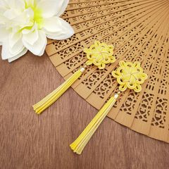 【受注制作】八重菊結びのタッセルピアス・イヤリング（黄色・イエロー） 和風 中華風 チャイナ 中国結び 飾り結び 組紐