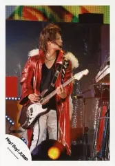 【中古】生写真(ジャニーズ) Hey! Say! JUMP/岡本圭人/ライブフォト・膝上・衣装赤・白・黒・ギター・体正面・顔右向き/公式生写真