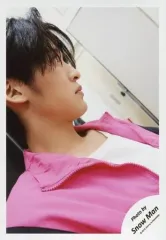 【中古】生写真(ジャニーズ) Snow Man/目黒蓮/横型・バストアップ・衣装白・ピンク・両手下・右向き/「ジャニーズJr.8・8祭り～東京ドームから始まる～」セルフィー/公式生写真