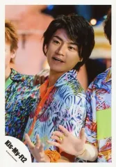 【中古】生写真(ジャニーズ) Kis-My-Ft2/横尾渉/上半身・衣装白・青・オレンジ・左向き・左手パー・口開け・周りにメンバー/「Sha la la☆Summer Time」PV＆ジャケ写撮影/公式生写真