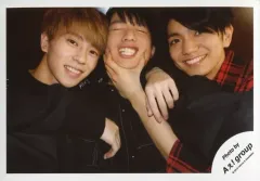 【中古】生写真(ジャニーズ) Aぇ! group/末澤誠也・福本大晴・正門良規/横型・バストアップ・衣装黒・赤・笑顔・センター福本・目閉じ・正門左手福本の顔/「Ｊohnnys’ ISLAND セルフィー」/公式生写真(アイランドストア限定)