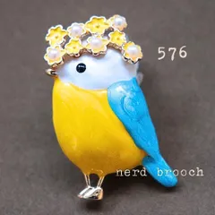 花冠をつけた小鳥のブローチ　パール かわいい 動物 大人 子供 ナチュラル 新品未使用 カジュアル 生き物 アニマル コサージュ NerD