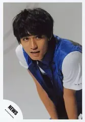 【中古】生写真(ジャニーズ) NEWS/錦戸亮/上半身・ベスト青・インナー白・目線右・両手ひざ・背景白/公式生写真