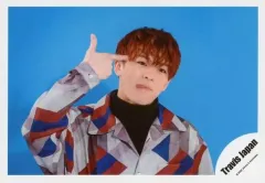 【中古】生写真(ジャニーズ) Travis Japan/松倉海斗/横型・バストアップ・衣装グレー.赤.青・右手親指と人差し指立て・背景青/「Travis Japan LIVE TOUR 2020 ENTER 1234567」グッズオフショット/公式生写真