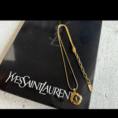 再入荷 Yves Saint Laurent カサンドラロゴチャーム ネックレス ゴールドカラー×ブラックチャーム