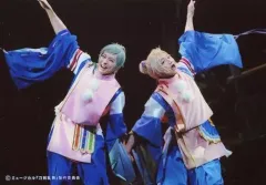 【中古】生写真(男性) 三浦宏規(髭切)・高野洸(膝丸)/ライブフォト・横型・膝上・狩衣・手上げ・キャラクターショット/Blu-ray＆DVD「ミュージカル『刀剣乱舞』 髭切膝丸 双騎出陣2019 ～SOGA～」公式通販3社予約特典舞台写真セット