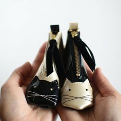 猫 口紅・印鑑が入るバッグチャーム 右お顔がアイボリーで体がブラック