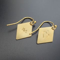 手彫りイニシャルピアス “E” ブラス 名入れ彫刻 | Mercari