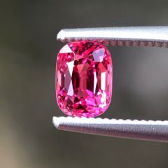 【希少】天然非加熱　モゴック産　ブライトピンク　スピネル　ルース　0.62ct　輝き抜群　美(濃)発色　高級感満々　高明度＆高彩度　1点物　産地証明鑑別書付き