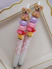 茶クマとピンク系マカロン(フェイクスイーツ)のボールペン