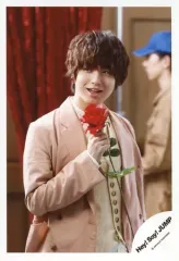 【中古】生写真(ジャニーズ) Hey! Say! JUMP/伊野尾慧/上半身・衣装ピンク・白・右手花・口開け・目線左/DVDシングル「愛だけがすべて -What do you want?-」MV＆ジャケ写オフショット/公式生写真