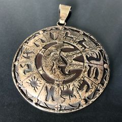ホピ族？彫刻入り金属製ペンダント ホピ族？彫刻入り金属製ペンダント - メルカリ