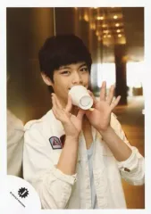 【中古】生写真(ジャニーズ) 天才Genius/菅田琳寧/上半身・衣装白・両手コップ・右向き/ジャニーズJr.「ジャニーズ銀座2016」inシアタークリエ グッズ撮影オフショット/公式生写真