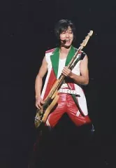 【中古】生写真(ジャニーズ) 関ジャニ∞/丸山隆平/ライブフォト・膝上・衣装赤・緑・白・両手ギター・イヤホンマイク・笑顔・背景黒・枠無し/クリスマスパーティー限定公式生写真