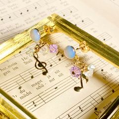 ヴィンテージガラス　オパール　ホワイト　ト音記号と音符　ピアス　イヤリング