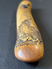 提げ物　キセル入れ　在銘　伯斎？　骨製　人物紋様　骨董　(k70802)