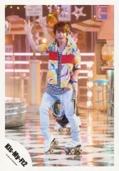 【中古】生写真(ジャニーズ) Kis-My-Ft2/北山宏光/全身・衣装赤・緑・黄色・黒・ボーダー・ローラースケート・右手上げ・口開け・右足曲げ・後ろにメンバー/「Sha la la☆Summer Time」PV＆ジャケ写撮影/公式生写真