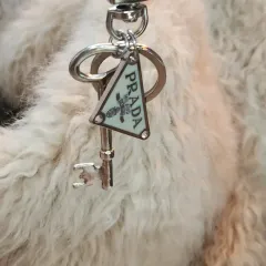 正規品 ヴィンテージ ※ 株式 1 Prada(プラダ) トライアングルロゴ キーチェーン アイボリー