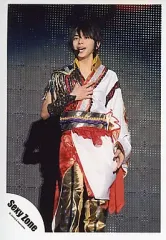 【中古】生写真(ジャニーズ) Sexy Zone/佐藤勝利/衣装金.白・膝上・右手胸・ライブフォト/公式生写真