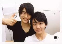 【中古】生写真(ジャニーズ) ジャニーズJr./高橋颯・田島将吾/横型・バストアップ・衣装黒・白・高橋右手親指立て・背景白/公式生写真