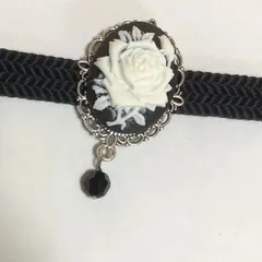 1210黒に白い薔薇の帯留め　アンティーク　ヴィンテージ　銀縁  天然石　パール　帯留　着物　帯締め　浴衣　帯飾り　バッグ三分紐　髪飾り　足袋のサムネイル