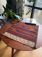 ヴィンテージ手織りのキリム　バルーチ族　カレイノフ産キリム　　部族の紋章であるジグザグ模様が素敵！ちょっとしたスペースに！机においても！