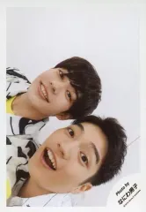 【中古】生写真(ジャニーズ) なにわ男子/西畑大吾・長尾謙杜/横型・バストアップ・衣装白・黒・黄・左向き・歯見せ・西畑口開け・背景白/「ジャニーズJr.8・8祭り～東京ドームから始まる～」セルフィー/公式生写真