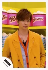 【中古】生写真(ジャニーズ) 嵐/松本潤/上半身・衣装オレンジ・目線右・背景にポップコーン/公式生写真