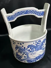 有田焼 伊万里 染付 青海波 兎 鳥 唐草 手持ち桶 水桶 陶器桶 水差し 水撒き 花器 花瓶 めだか鉢 金魚鉢 骨董品 古民具 古道具 昭和レトロ 和 小物入れ インテリア雑貨 Ae(清)2