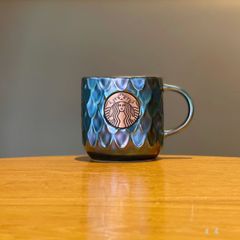 スターバックス 鱗模様 虹色の陶器のカップ