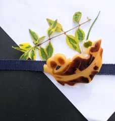 1358鼈甲？ブローチ　帯留め　ベージュ　茶　帯留　木の葉　高級　スーツ　ジャケット　帯締め　三分紐　着物　帯　半襟　刺繍　足袋