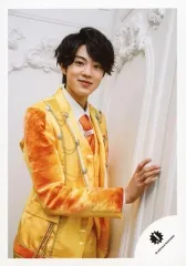 【中古】生写真(ジャニーズ) 美 少年/佐藤龍我/膝上・衣装黄・オレンジ・白・右手壁・右向き・背景白/「ジャニーズ銀座2019 Tokyo Experience」グッズオフショット/公式生写真