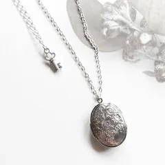 シルバーカラー☆ロケットネックレス花柄オーバル銀色ペンダントアジャスター付き