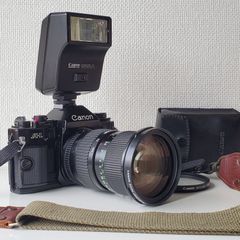 Canon F-1 前期モデル 28mm 3.5レンズ カメラケース、説明書付き Canon F-1 前期モデル 28mm 3.5レンズ カメラケース、説明書付き